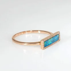 Bague en or rose 14 carats avec opale et diamant East West