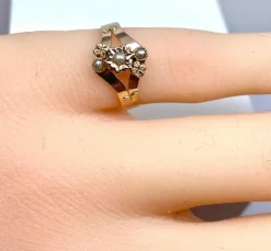 Bague en or rose 18 carats et perles, époque 1900