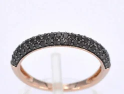 Bague en or rose avec diamants noirs taille brillant