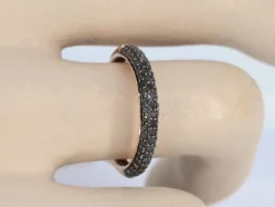 Bague en or rose avec diamants noirs taille brillant