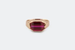 Bague en or rose avec pierre rouge