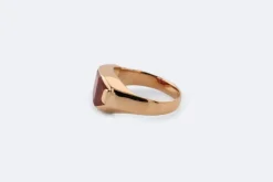Bague en or rose avec pierre rouge