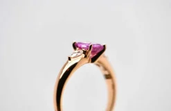 Bague en or rose avec saphir rose et deux diamants
