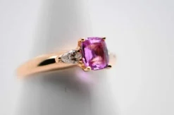 Bague en or rose avec saphir rose et deux diamants