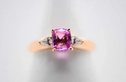 Bague en or rose avec saphir rose et deux diamants