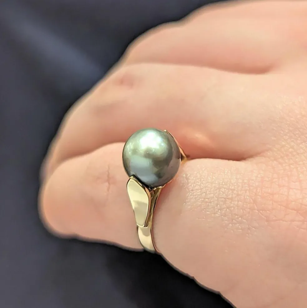 Bague en or rose et perle grise