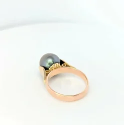 Bague en or rose et perle grise