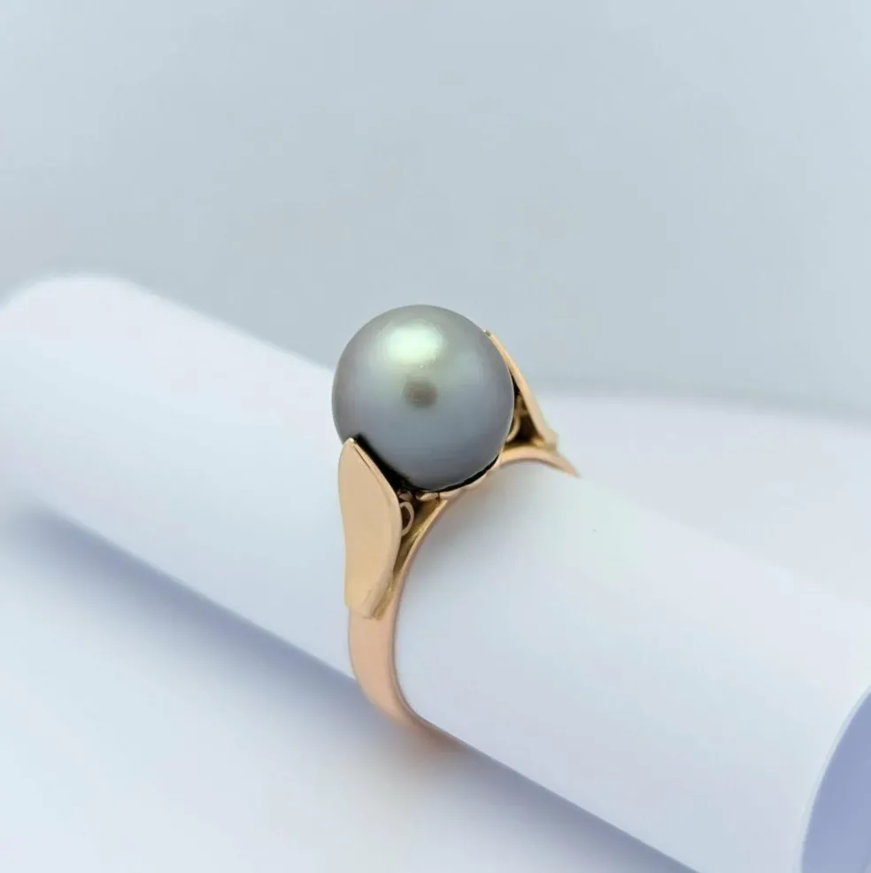 Bague en or rose et perle grise