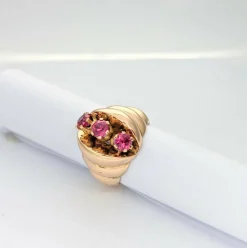 Bague en or rose et pierres roses