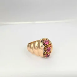 Bague en or rose et pierres roses