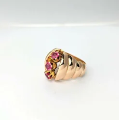 Bague en or rose et pierres roses