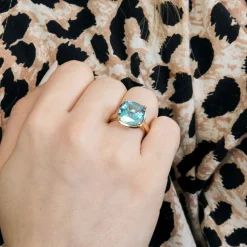 Bague en or rose et topaze bleue