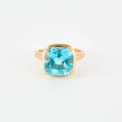 Bague en or rose et topaze bleue