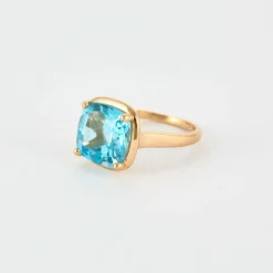 Bague en or rose et topaze bleue