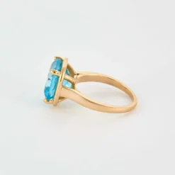 Bague en or rose et topaze bleue
