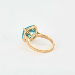 Bague en or rose et topaze bleue