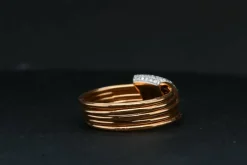 Bague en or rose ornée de diamants