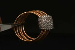 Bague en or rose ornée de diamants