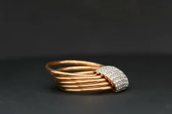 Bague en or rose ornée de diamants