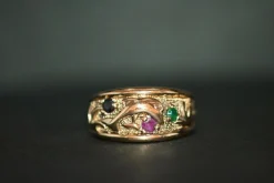 Bague en or sertie de pierres précieuses