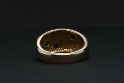 Bague en or sertie de pierres précieuses