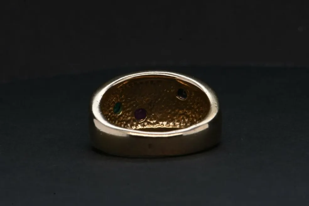 Bague en or sertie de pierres précieuses