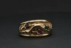 Bague en or sertie de pierres précieuses