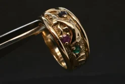 Bague en or sertie de pierres précieuses