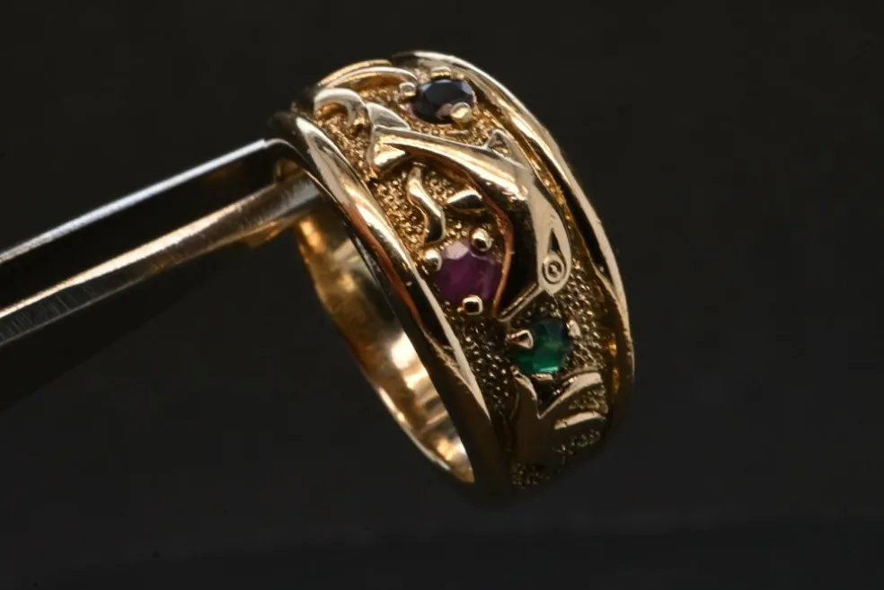 Bague en or sertie de pierres précieuses