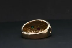 Bague en or sertie de pierres précieuses