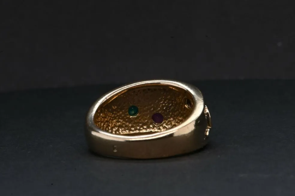 Bague en or sertie de pierres précieuses