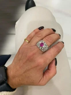 Bague en or vintage certifiée sans chaleur avec diamants et rubis de Birmanie gravés