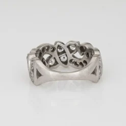 Bague en platine à demi-bande de diamants