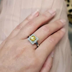 Bague en platine 850, diamants et saphir jaune naturels