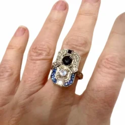 Bague en platine au design Art Déco avec diamants et saphirs