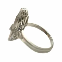 Bague en platine au design Art Déco avec diamants et saphirs