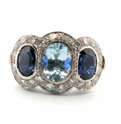Bague en platine avec aigue-marine centrale, saphirs latéraux et diamants