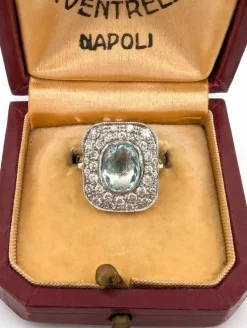 Bague en platine avec aigue-marine centrale et diamants environnants