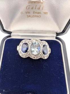 Bague en platine avec aigue-marine centrale, saphirs latéraux et diamants