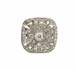 Bague en platine avec diamant central et diamants environnants