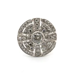 Bague en platine avec diamant central et diamants environnants
