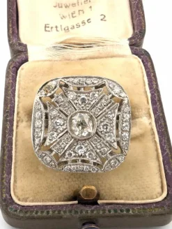 Bague en platine avec diamant central et diamants environnants