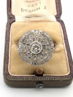 Bague en platine avec diamant central et diamants environnants