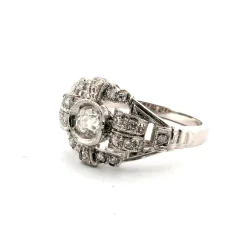 Bague en platine avec diamant central et diamants environnants