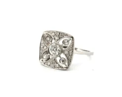 Bague en platine avec diamant central et diamants latéraux