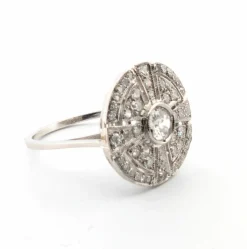 Bague en platine avec diamant central et diamants environnants