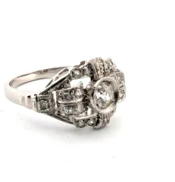 Bague en platine avec diamant central et diamants environnants