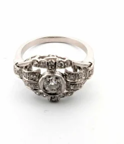 Bague en platine avec diamant central et diamants environnants