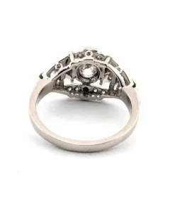 Bague en platine avec diamant central et diamants environnants