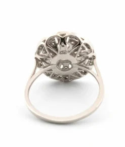 Bague en platine avec diamant central et diamants environnants